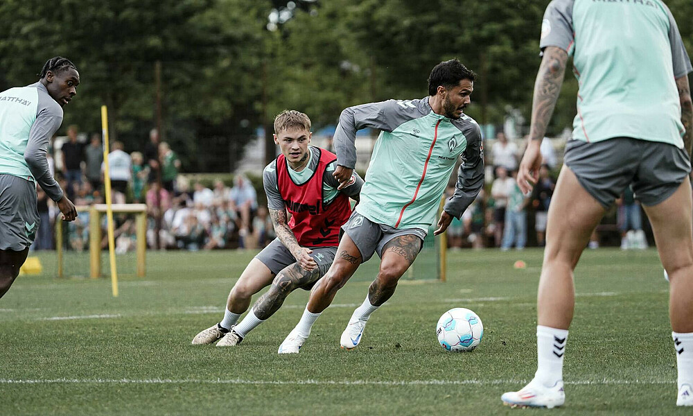 null Leonardo Bittencourt und Isak Hansen-Aaröen im Zweikampf.