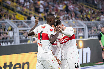 Guirassy und Undav bejubeln das Siegtor in Dortmund. 