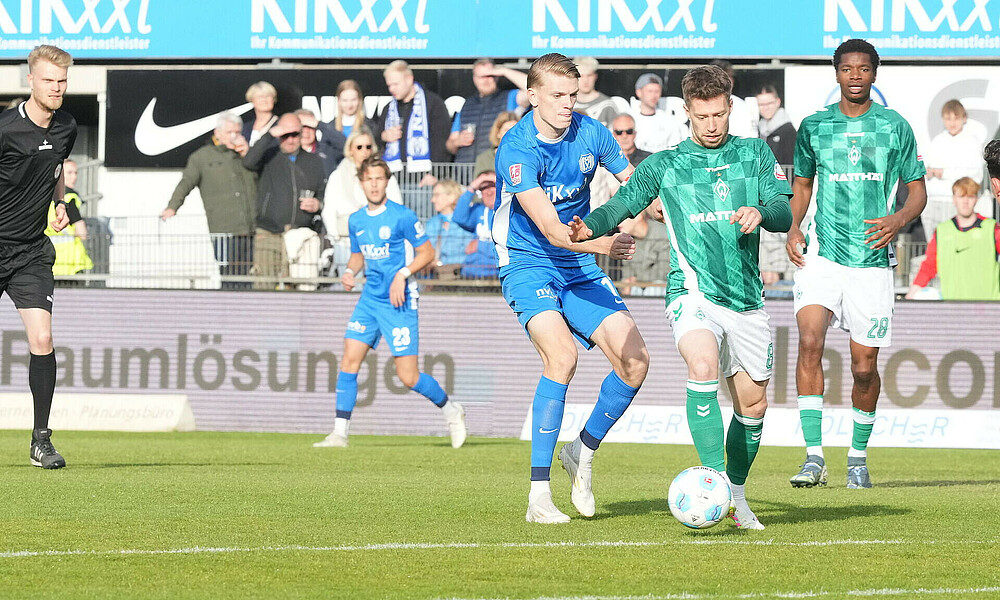 Weiser mit Ball am Fuß gegen Stuhlmacher. 