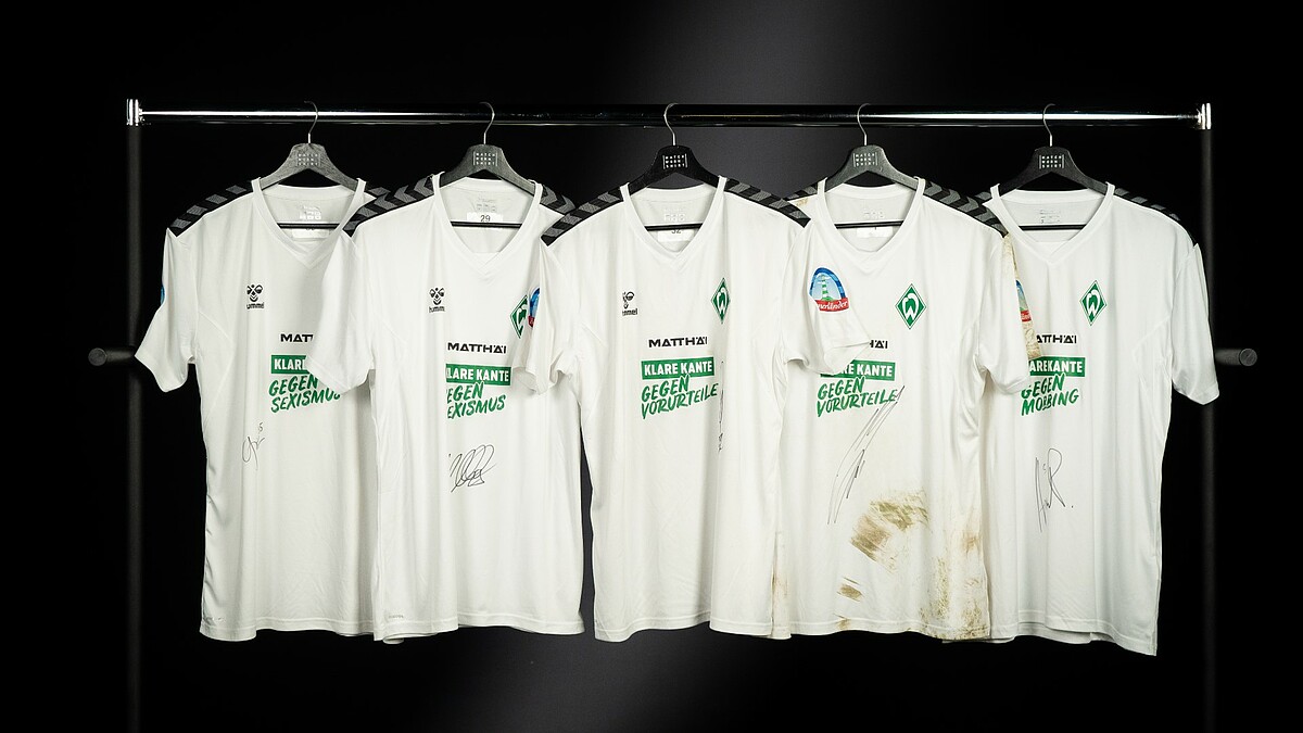 Die Warm Up-Shirts hängen auf einer Stange.