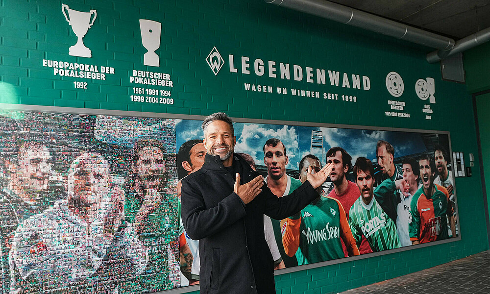 null Diego steht vor der Legendenwand vor dem Weserstadion