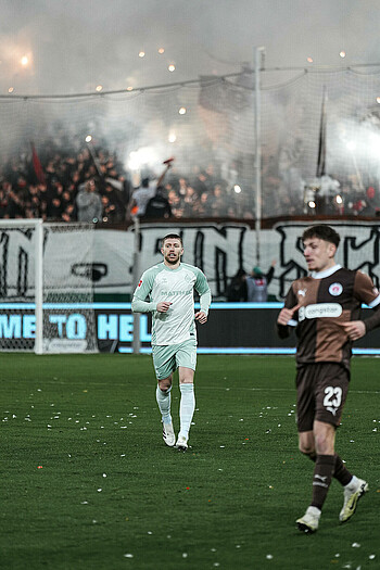 Mitchell Weiser auf dem Platz im Millerntor-Stadion im Werder-Auswärtstrikot