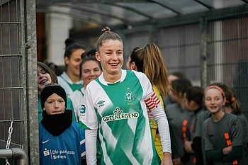 null Michelle Ulbrich steht im Spielertunnel