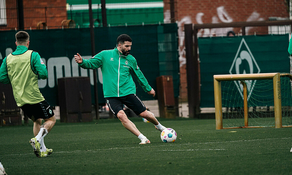 null Anthony Jung schießt im Training.