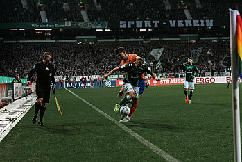 Marco Grüll im Zweikampf an der Seitenlinie.