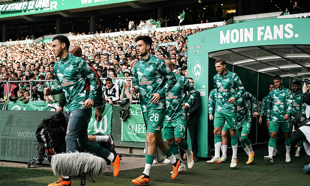 null Die Mannschaft kommt aus dem Kabinengang zum Aufwärmen. Ilia Gruev ist in der Mitte des Bildes.