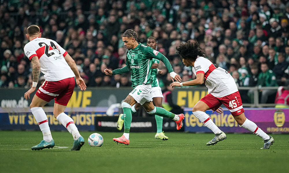 Justin Njinmah am Ball im Spiel gegen den VfB Stuttgart.