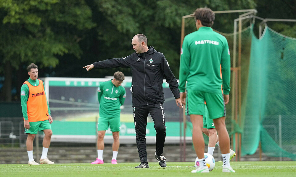 Ole Werner gestikuliert bei einer Übung. 