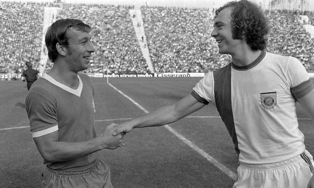 null Horst Dieter Höttges und Franz Beckenbauer reichen sich die Hand.