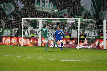 Marvin Ducksch hebt die Kugel clever über Rönnow ins Tor 