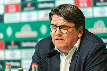 Dr. Hubertus Hess-Grunwald spricht auf einer Pressekonferenz.