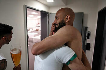 null Ömer Toprak wird ummarmt.