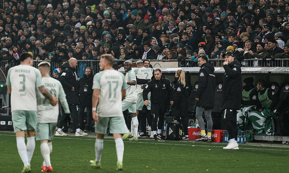 Marvin Ducksch umarmt den Mannschaftsarzt. 