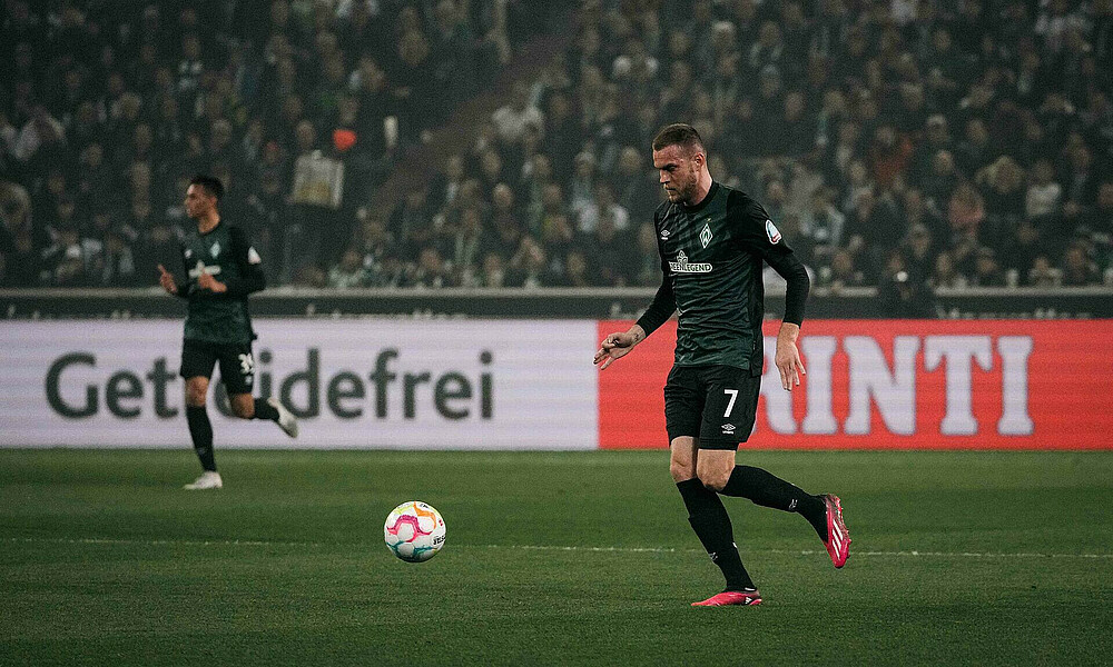 Marvin Ducksch mit Ball am Fuß im Borussia Park. 