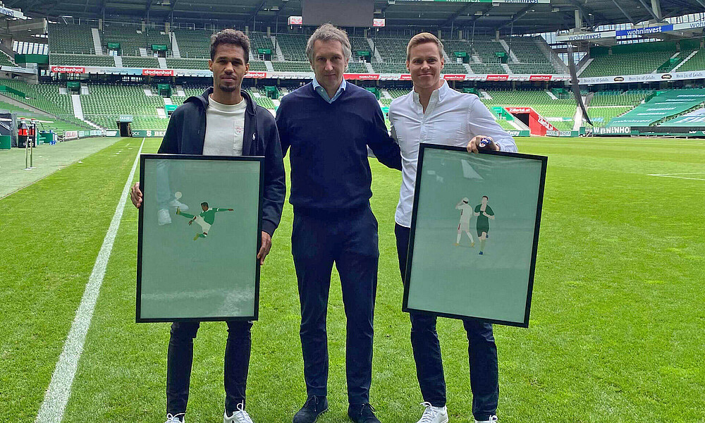 Niklas Moisander und Theodor Gebre Selassie werden von Frank Baumann verabschiedet.