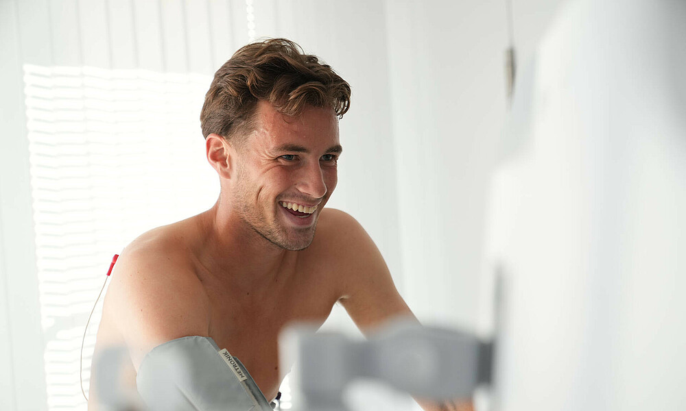 null Olivier Deman lächelt beim Medizincheck.