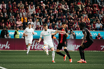 null Weiser im Zweikampf mit Hincapie.