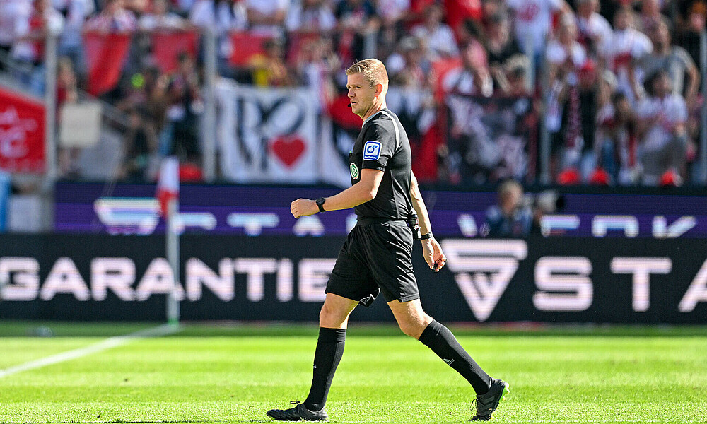Schiedsrichter Robert Schröder auf dem Platz