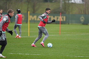 null André Silva am Ball mit rotem Trainingsleibchen