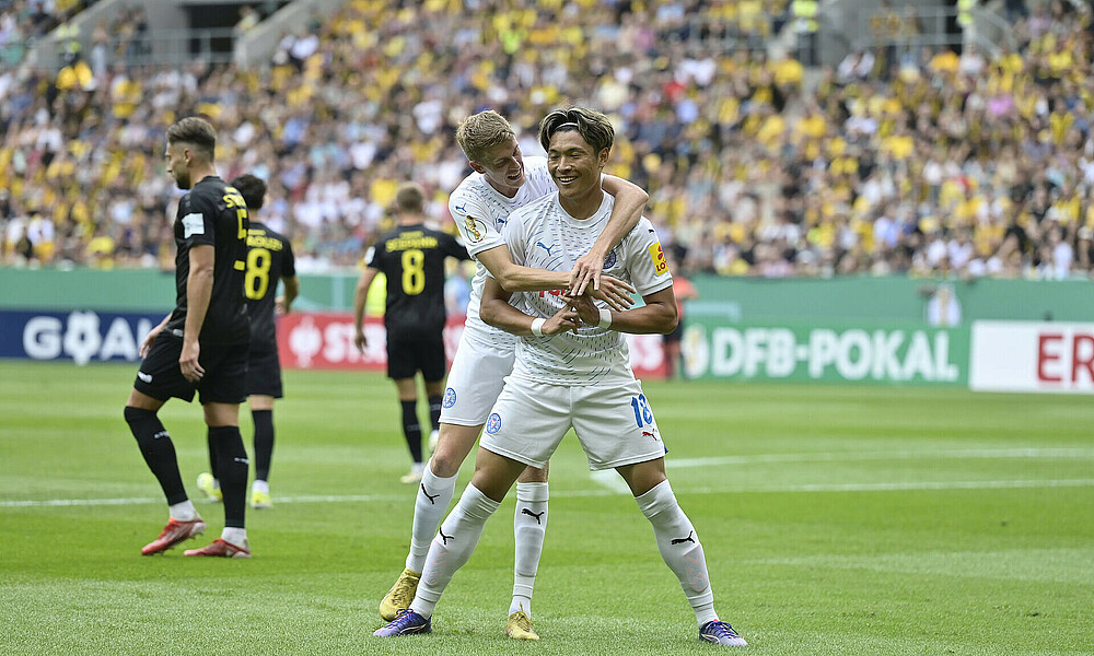 Shuto Machino jubelt im DFB-Pokal im weißen Kiel-Trikot. 