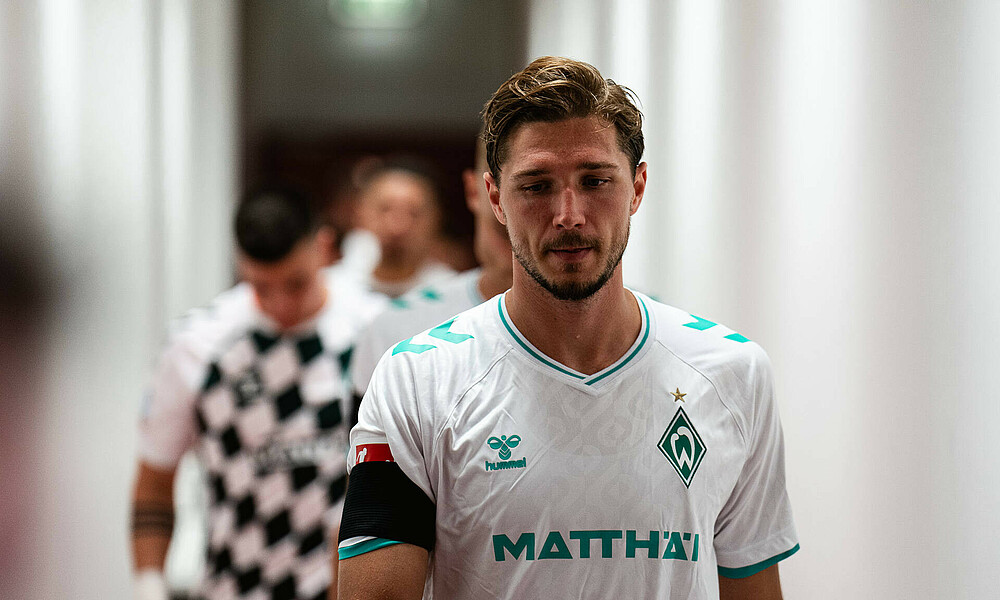 null Niklas Stark mit nachdenklichem Gesichtsausdruck im Trikot.