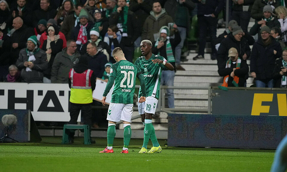 Derrick jubelt mit Romano Schmid. 