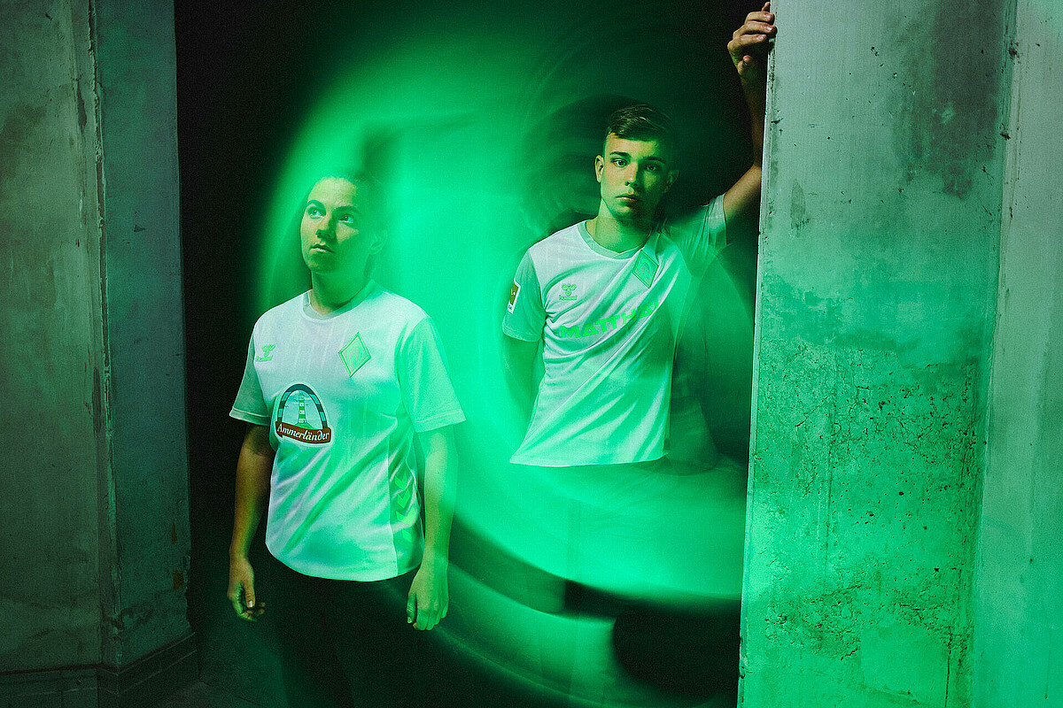 null Rieke Dieckmann und Keke Topp im Auswärtstrikot.