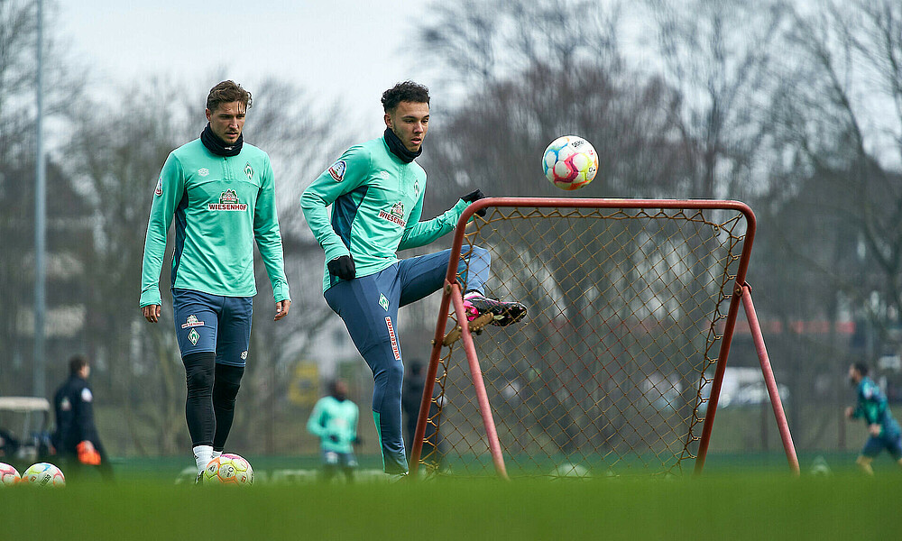 null Niklas Stark und Lee Buchanan während des Training.