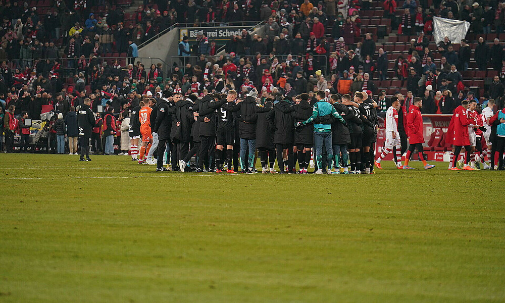Die Mannschaft im Kreis. 