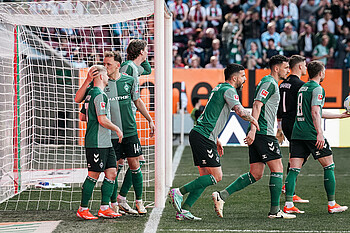 Senne Lynen küsst den Kopf von Romano Schmid. Sie stehen neben dem Pfosten. Milos Veljkovic, Anthony Jung und Marco Friedl laufen weg.