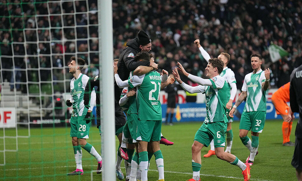 Die Mannschaft jubelt nach dem zweiten Tor .