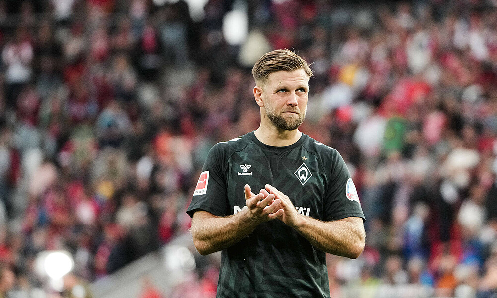 Niclas Füllkrug klatscht.