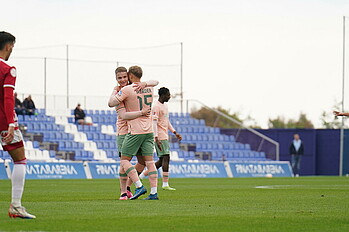 Niklas Schmidt umarmt Tom Berger.