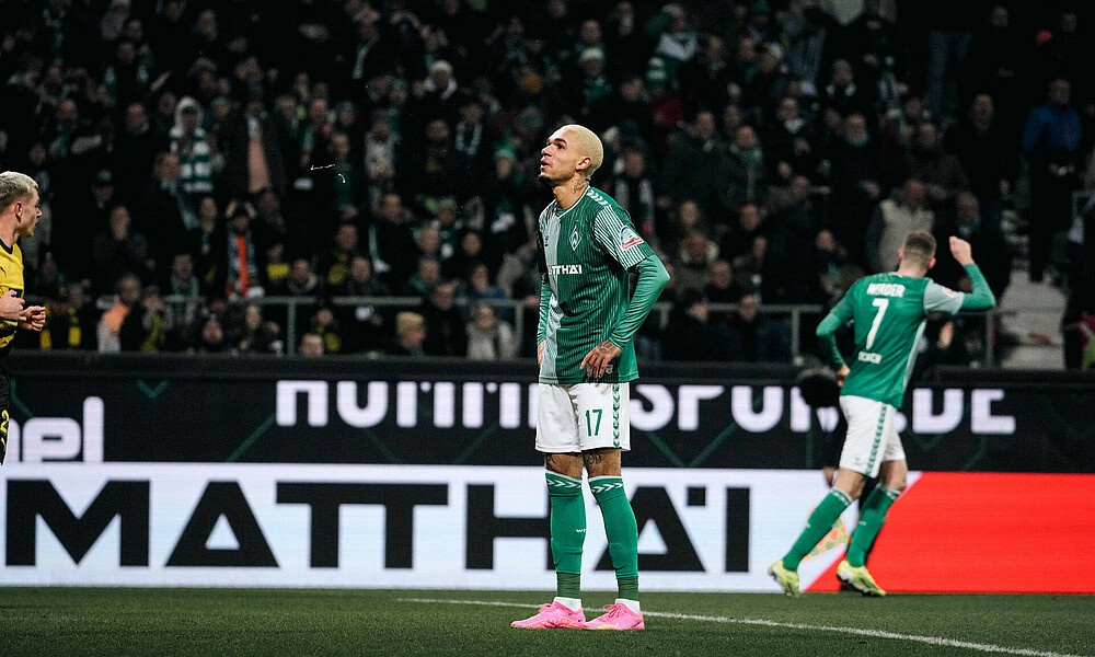 null Justin Njinmah hat seine Hände in die Hüften gestemmt.