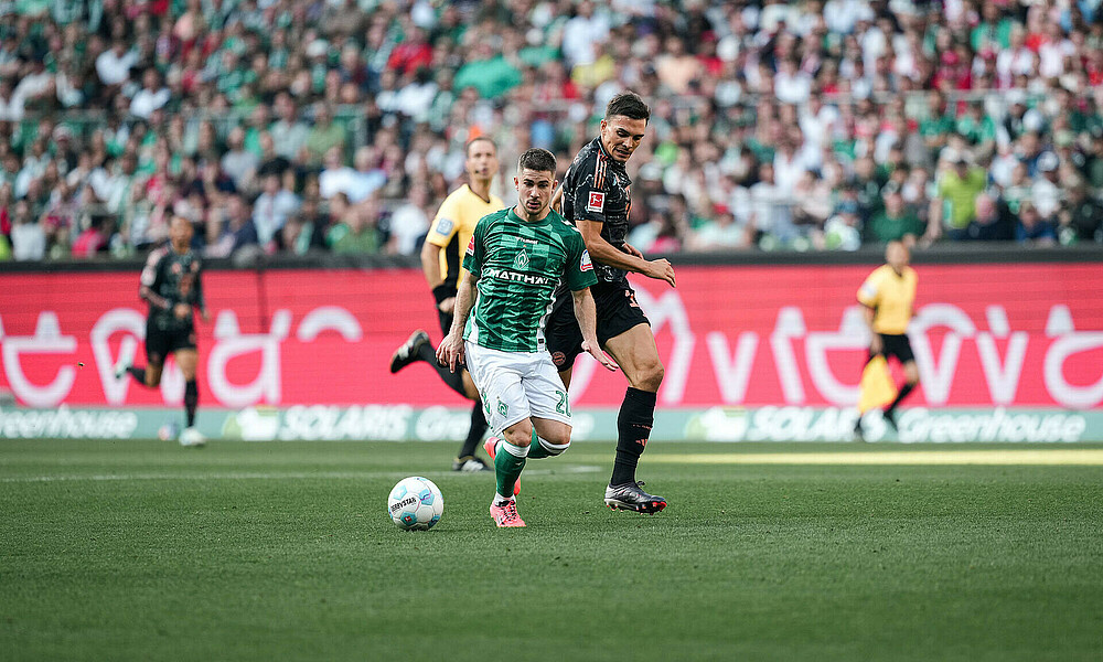Romano Schmid mit dem Ball am Fuß. 