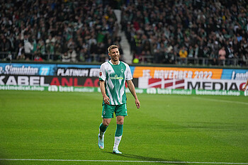 null Mitchell Weiser lächelt beim Spiel gegen Gladbach.