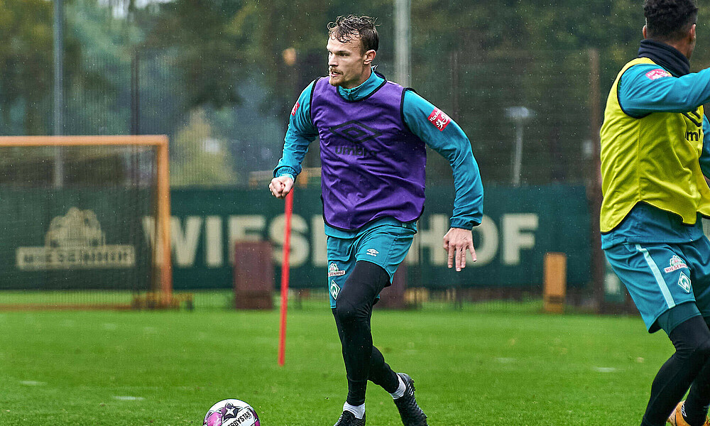 Christian Groß läuft im Training mit dem Ball am Fuß.