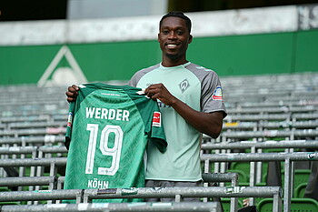 null Derrick Köhn in der Ostkurve präsentiert sein Trikot mit der Rückennummer 19 in der Hand