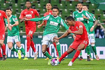 Felix Agu im Zweikampf um den Ball mit Augsburgs Carlos Gruezo.