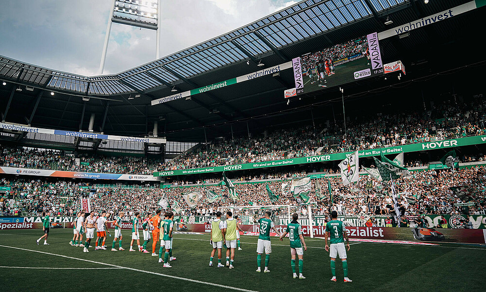 null Die Mannschaft vor der Ostkurve nach dem Spiel.