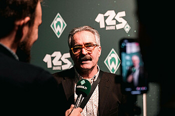 Votava am W.TV-Mikrofon. 