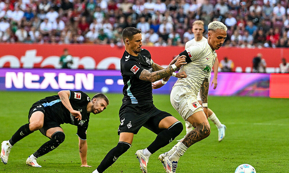 Marco Friedl in einem Zweikampf beim Augsburg-Spiel.