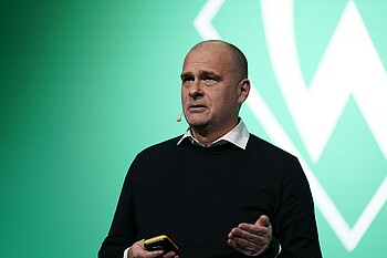 null Filbry hält eine Rede.