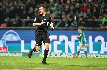 null Harm Osmers joggt über den Platz.