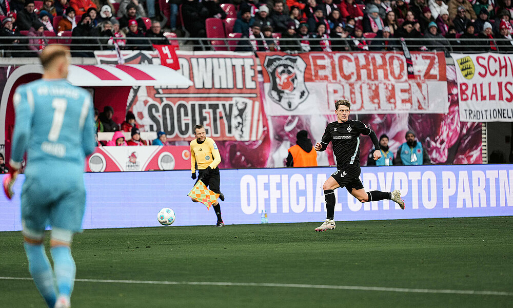 null Jens Stage mit dem Ball und dem Blick ins Zentrum.