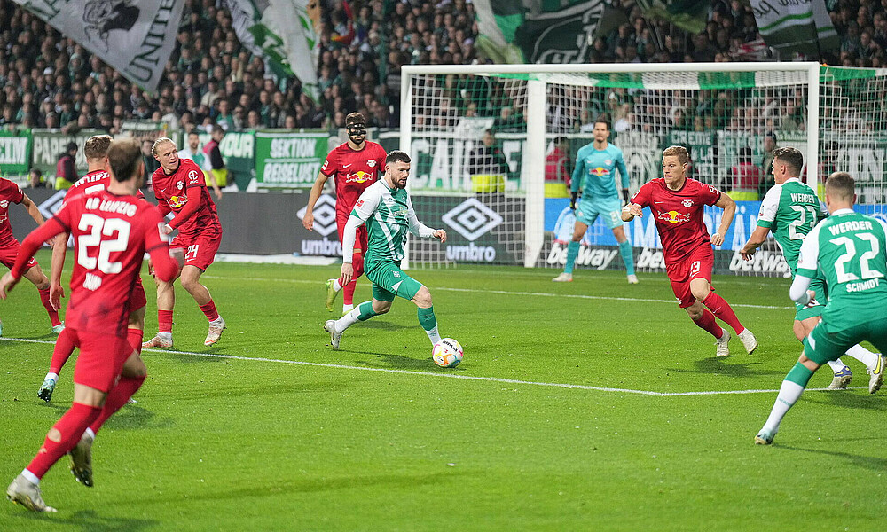 Oliver Burke behauptet den Ball gegen seinen Leipziger Gegenspieler.