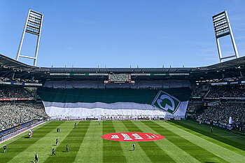 20220515_gm_ag_123.jpg Die Choreo in der Ostkurve mit grün-weißem Tuch und einer großen Werder-Raute.