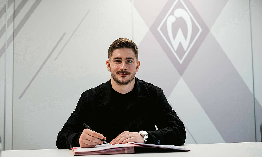 Romano Schmid bei der Vertragsunterschrift. 