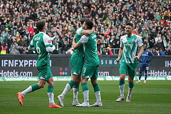 Die Mannschaft jubelt nach dem 1:0. 