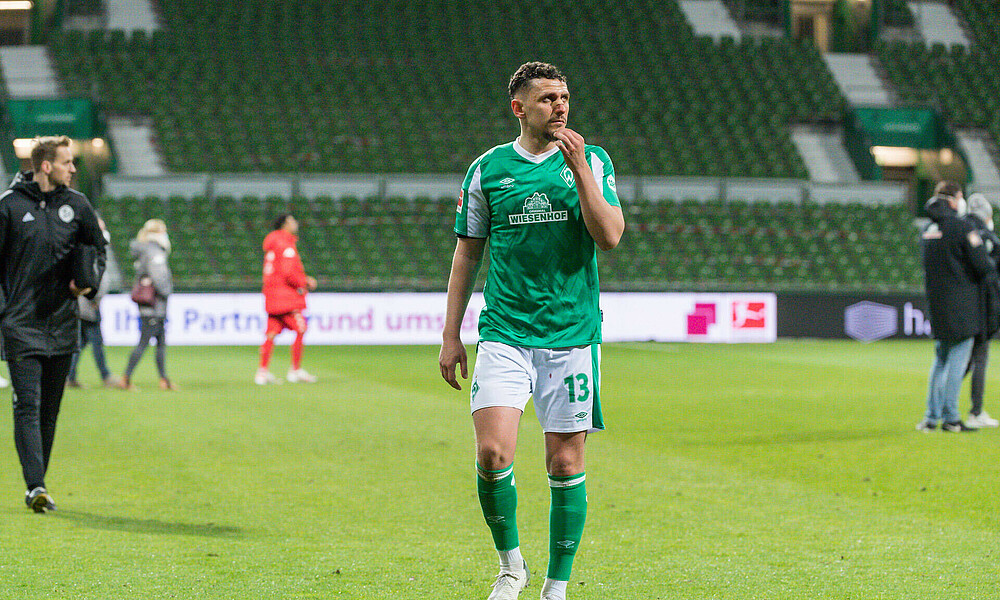 Milos Veljkovic musste nach einem Zusammenprall im Mainz-Spiel behandelt werden.